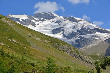 İsviçre 'nin Bernese Alplerindeki Lotschtal Breithorn' un geniş buzulları güneyden görülmektedir.