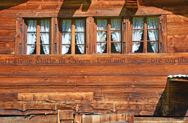 Okna Tradiční Švýcarské Horské Chatě Horské Letní Vesničce Věnováním Němčině — Stock fotografie