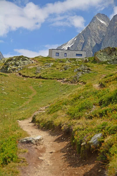 Den Moderna Tillflyktsorten Annenhutte Spetsen För Lotschtal Schweiziska Bernesiska Alperna — Stockfoto