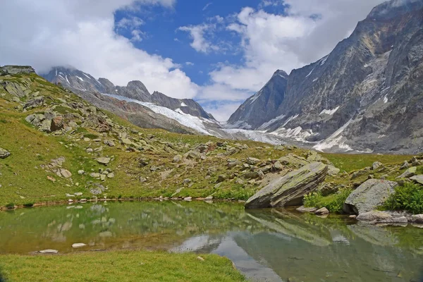 Lotschenluckekortet Med Hollandia Hut Ovanför Förgrunden Annensee Poolen Bernese Alperna — Stockfoto
