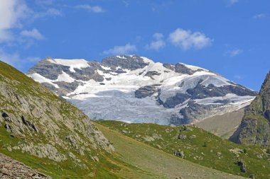 İsviçre 'nin Bernese Alplerindeki Lotschtal Breithorn' un geniş buzulları güneyden görülmektedir.