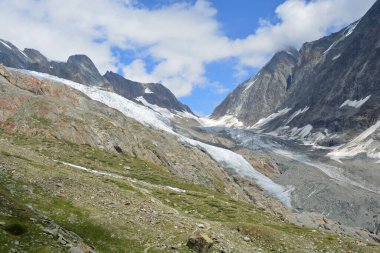 Lotschtal Vadisi 'nin başındaki Lotschenlucke Geçidi ve üzerinde Hollandia Hut olan Langgletscher buzulu. Bernese Alplerinde, İsviçre