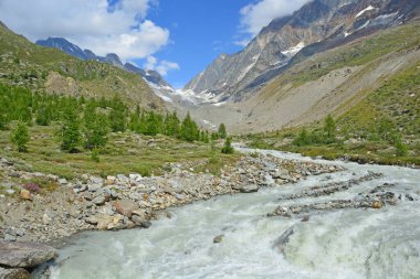 Lochstal Vadisi 'ni ve Lonza buzullarını görün. İsviçre' nin Bernese Alpleri 'ndeki Lotschenlucke Geçidi' ne.