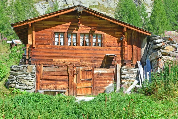 Традиционное Швейцарское Горное Шале Горной Летней Деревушке Посвящением Немецком Языке — стоковое фото
