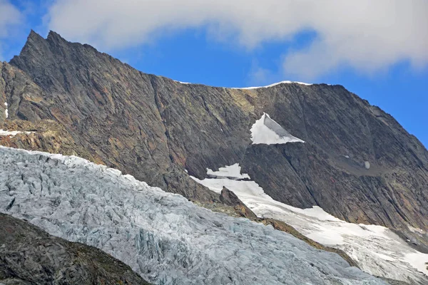 Den Anungrat Ridge Kommer Ner Från Mittaghorn Ovanför Lotschtal Valley — Stockfoto