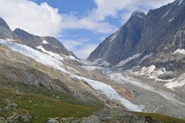 Üzerinde Hollandia Hut olan Lotschenlucke Geçidi. İsviçre Bernese Alplerinde