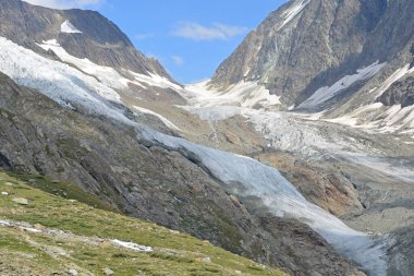Lotschtal Vadisi 'nin başındaki Lotschenlucke Geçidi ve üzerinde Hollandia Hut olan Langgletscher buzulu. Bernese Alplerinde, İsviçre