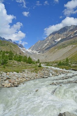 Lochstal Vadisi 'ni ve Lonza buzullarını görün. İsviçre' nin Bernese Alpleri 'ndeki Lotschenlucke Geçidi' ne.
