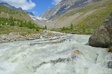 Lochstal Vadisi 'ni ve Lonza buzullarını görün. İsviçre' nin Bernese Alpleri 'ndeki Lotschenlucke Geçidi' ne.. 