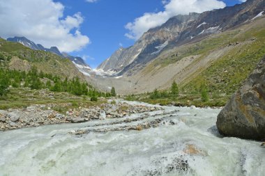 Lochstal Vadisi 'ni ve Lonza buzullarını görün. İsviçre' nin Bernese Alpleri 'ndeki Lotschenlucke Geçidi' ne..