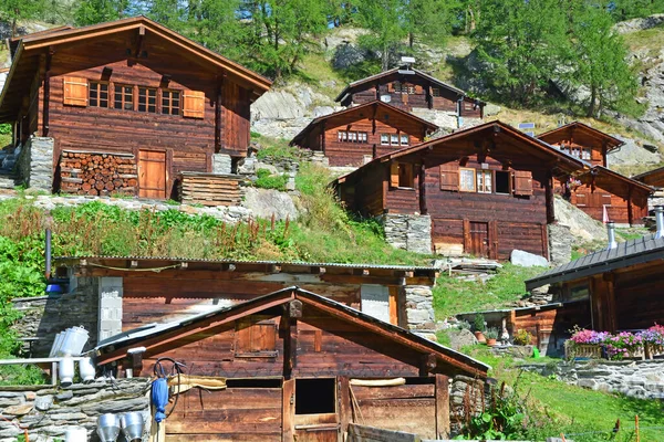 Традиционные Швейцарские Горные Шале Горной Летней Деревне Небольшой Фермой Переднем — стоковое фото