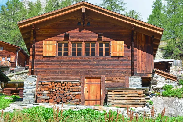 Традиционное Швейцарское Горное Шале Горной Летней Деревне — стоковое фото