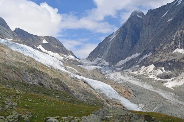 Перевал Лотшенлукке Хижиной Над Ним Швейцарских Бернских Альпах — стоковое фото