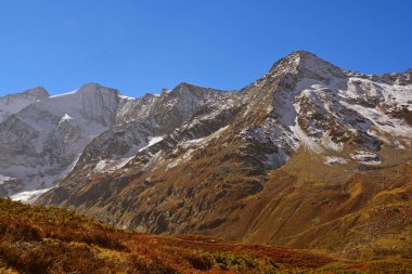 Dent Blanche (solda) ve Pigne de la Le, Güney İsviçre Alplerinde Zinal 'in üzerindeki Val d' Anniviers 'de.
