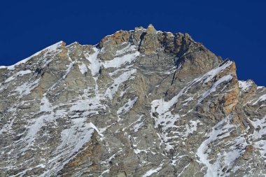 Güney İsviçre 'de Weisshorn' un zirvesi, solda Büyük Jandarma. Avrupa 'nın en yüksek dağlarından biri.