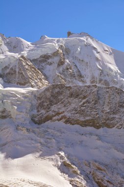 İsviçre 'nin Zinal Alpleri' nin güneyindeki Pointe Moming Nord (solda) ile Zinalrothorn (ortada)