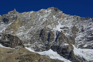 Weisshorn 'un batı cephesi, Alpler' in en büyük zirvelerinden biri. Val d 'Anniviers, İsviçre' de.