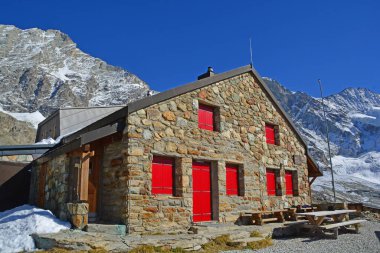 İsviçre 'nin Val d' Anniviers şehrindeki Arpitettaz Dağı Sığınağı. Kudretli Weisshorn arkasında