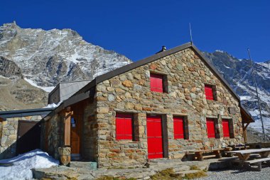 İsviçre 'nin Val d' Anniviers şehrindeki Arpitettaz Dağı Sığınağı. Kudretli Weisshorn arkasında