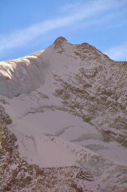 İsviçre 'nin güneyindeki Zinal Alplerinde Blanc de Moming Zirvesi