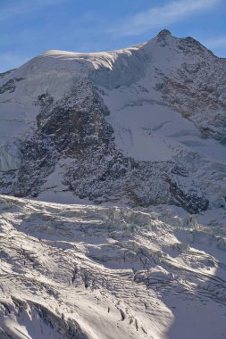 İsviçre 'nin güneyindeki Zinal Alplerinde Blanc de Moming Zirvesi