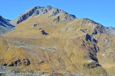 Güney İsviçre Alplerindeki Val d 'Anniviers' de kar parçaları olan Pointe du Bandon.