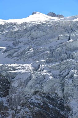 Grimentz 'in yukarısındaki Güney İsviçre Alplerindeki Val d' Anniviers 'deki Moiry Buzulu' na Buz Düşüşü