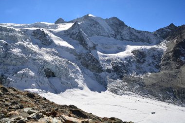 İsviçre 'nin güneyindeki Grimentz Alplerindeki Val d' Anniviers 'deki Moiry Buzulu' nun üzerinde Pointe de Mourti.