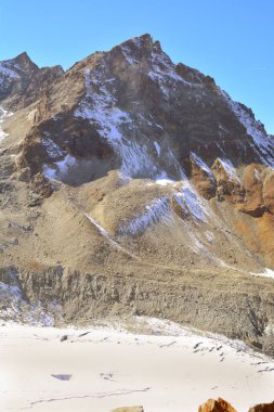 İsviçre 'nin güneyindeki Grimentz Alplerinde bulunan Val d' Anniviers 'deki Moiry Buzulu' nun üzerindeki Pointe de Moiry.