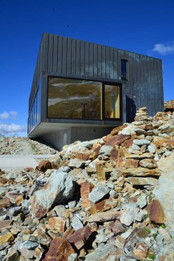 İsviçre 'deki Val d' Anniviers 'deki Moiry Mountain Refuge Moiry Buzulu' na bakıyor.