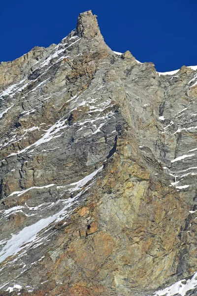 ウェイスショーンのグランド ジェンダーム 英語版 その右側にある標高4000Mの山頂である スイス南部のツェルマットとZinalの間で — ストック写真