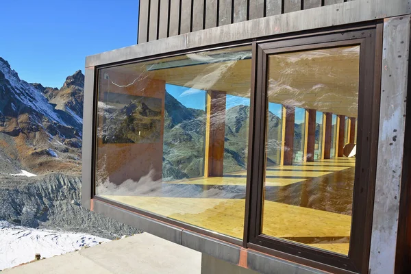 Moiry Mountain Refuge Niesamowitym Widokiem Val Anniviers Szwajcaria Widokiem Lodowiec — Zdjęcie stockowe