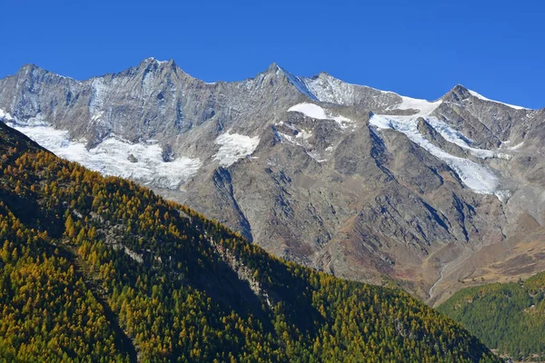 瑞士阿尔卑斯山Saas Fee上方的Mischabel Group Taeschhorn Dom Lenzspitze Nadelhorn和Ulrichshorn — 图库照片