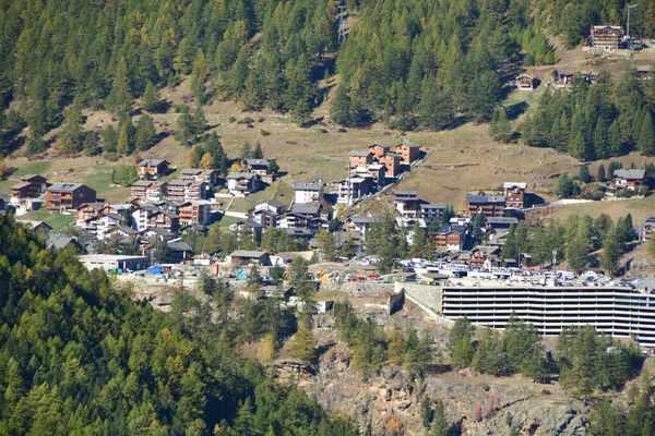 Estación Montaña Suiza Saas Fee Rodeado Pinos Alerces Altas Montañas —  Fotos de Stock