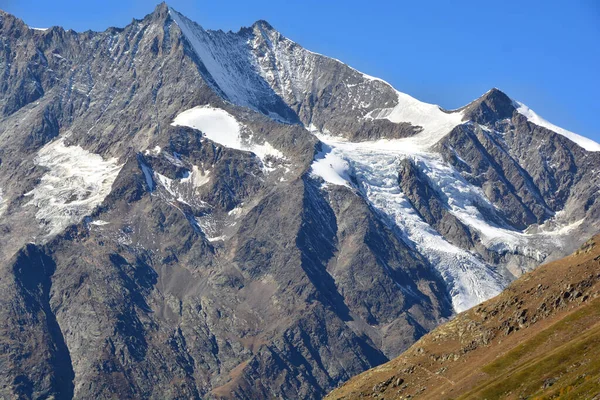 瑞士阿尔卑斯山Saas Fee上方Mischabel集团的Lenzspitze 和Nadelhorn部分 — 图库照片
