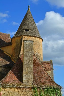 Kule ve çatı. Roque-Gageac Dordogne bölgesinde ortaçağ Fransız mimarisi
