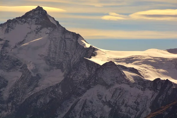 Dent Blanche Południowoszwajcarskich Alpach Pomiędzy Zinalem Złapany Wieczornym Słońcu — Zdjęcie stockowe
