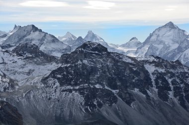 İsviçre Alpleri 'nin soldan sağa panoraması: Obergabelhorn, Matterhorn, Dent d' Hernes, Dent Blanche