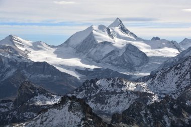 Brunegghorn (solda), Bishorn (ortada) ve Weisshorn Güney İsviçre Alplerinde Zinal ve Zermatt arasında