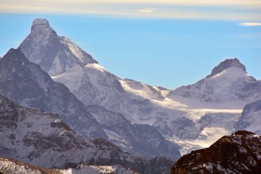 Matterhorn (solda) ve Zinal ve Zermatt arasındaki Güney İsviçre Alplerindeki Dent d 'Herens. Akşam güneşine yakalandım.