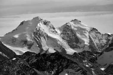 Zermatt ve Saas Fee arasındaki Güney İsviçre Alplerinde Dom (solda) ve Taschhorn 'un monokromu. Akşam güneşine yakalandım.