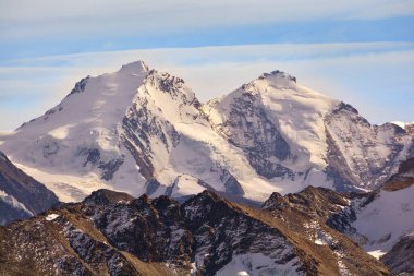 Dom (solda) ve Zermatt ve Saas Fee arasındaki Güney İsviçre Alplerinde Taschhorn. Akşam güneşine yakalandım.