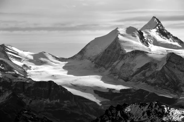 Monochromat Brunegghorn Lewy Bishorn Środek Weisshorn Południowoszwajcarskich Alpach Między Zinal — Zdjęcie stockowe