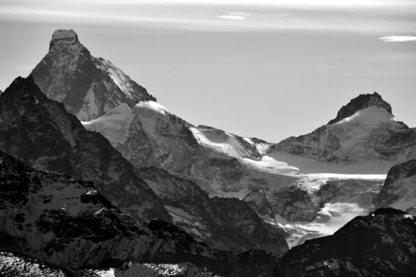 位于瑞士南部阿尔卑斯山Zinal和Zermatt之间的Matterhorn 和Dent Herens的单色 被夕阳西下 — 图库照片