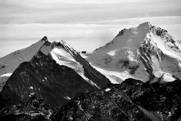 瑞士南部阿尔卑斯山脉Zermatt和Saas Fee之间的Nadelhorn和Dom的单色 — 图库照片