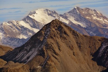 Zermatt ve Saas Ücreti arasındaki Güney İsviçre Alplerinde Dom (solda) ve Taschhorn..