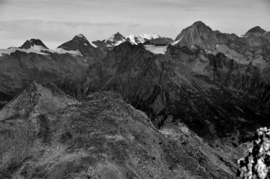 Bietschhorn 'un monokromu ve İsviçre' deki Bernese Alplerinin zirveleri.