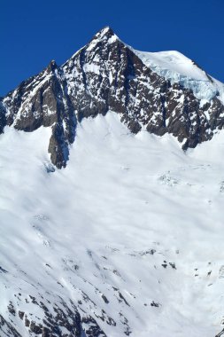 İsviçre 'deki Bernese Alpleri' ndeki kudretli Aletschhorn. Kışın mavi gökyüzünün altında.