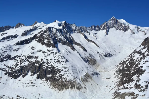 スイス ベルネーゼ アルプスのアルエッシュ氷河の上にあるサテルホルン とアルエッシュホルン — ストック写真