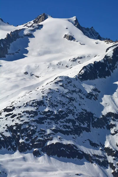 位于瑞士Bernese阿尔卑斯山脉Aletsch冰川上方的萨特霍恩山脉 在一个阳光灿烂的冬天 — 图库照片